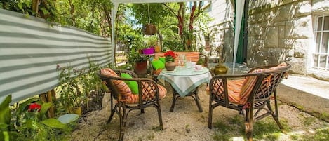 公寓, 1 張標準雙人床及 1 張梳化床 | 陽台