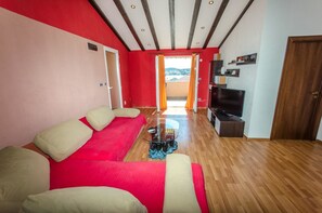 Apartment, Mehrere Betten | Wohnzimmer | Fernseher