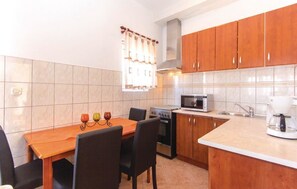 Departamento, 1 cama matrimonial y sofá cama | Cocina privada | Refrigerador, microondas, parrilla de estufa y cafetera y tetera 