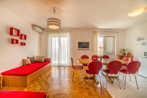 Apartment, Mehrere Betten | Wohnzimmer | Fernseher