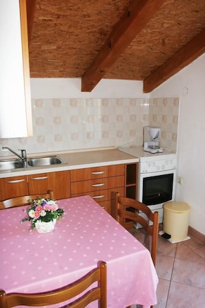 Apartment, 1 Double Bed | Private kitchen | Stovetop, cookware/dishes/utensils