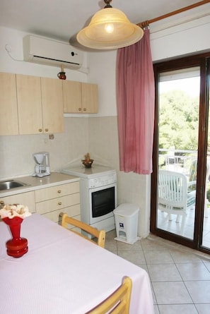Apartment, 1 Double Bed | Private kitchen | Stovetop, cookware/dishes/utensils