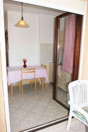 Apartment, 1 Double Bed | Private kitchen | Stovetop, cookware/dishes/utensils