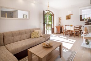 Villa, Mehrere Betten | Wohnzimmer | Fernseher