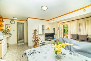 Appartement, 1 lit double et 1 canapé-lit | Salle de séjour | Télévision