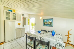 Appartement, plusieurs lits | Cuisine privée | Plaque de cuisson, batterie de cuisine, vaisselle et ustensiles