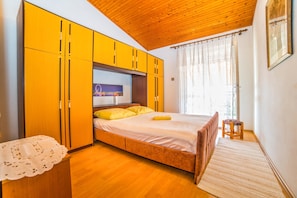 Apartment, Multiple Beds | Free WiFi, bed sheets