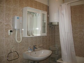 Departamento, varias camas | Baño | Regadera 