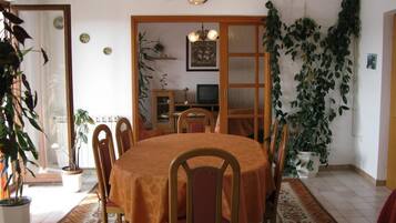Apartment, Multiple Beds | Private kitchen | Oven, stovetop, cookware/dishes/utensils