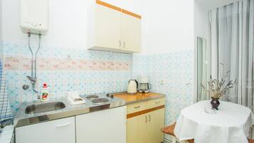 Stovetop, coffee/tea maker, toaster, cookware/dishes/utensils