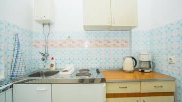 Stovetop, coffee/tea maker, toaster, cookware/dishes/utensils