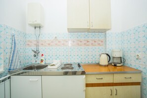Stovetop, coffee/tea maker, toaster, cookware/dishes/utensils - Apartments Ribarić (Rab)