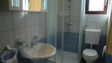 Apartment, 2 Doppelbetten | Badezimmer | Dusche