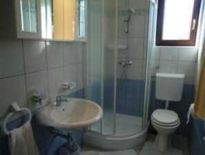 Departamento, 2 camas matrimoniales | Baño | Regadera