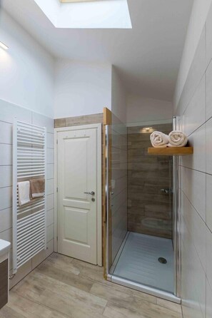 Villa, meerdere bedden | Badkamer | Een douche