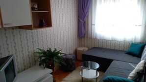 Apartment, Mehrere Betten | Wohnzimmer | Fernseher