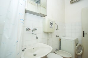 Apartment, Multiple Beds | Bathroom