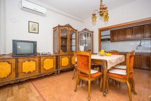 Free WiFi, bed sheets - Apartments Pinsa (Okrug)