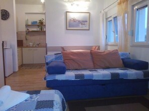Departamento, varias camas | Sala de estar | Televisión