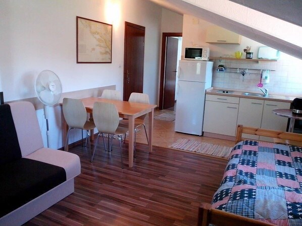 Departamento, varias camas | Sala de estar | Televisión