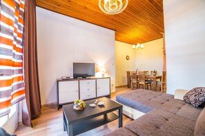 Appartamento, letti multipli | Soggiorno | TV