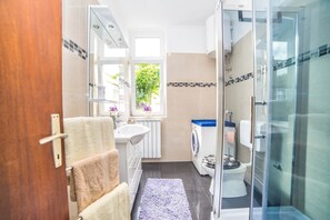 Appartement, Plusieurs lits | Salle de bain | Douche