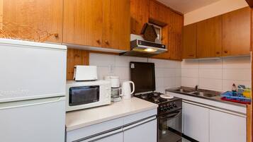 Apartment, Multiple Beds | Private kitchen | Stovetop, cookware/dishes/utensils