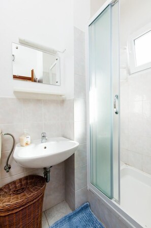 Apartment, 1 Double Bed with Sofa bed | Bathroom | Shower - Apartments Anđelić Vinisce (Marina)