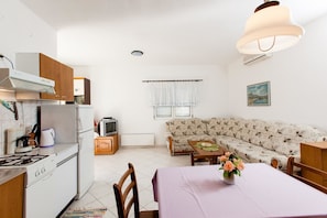 Apartment, 1 Double Bed with Sofa bed | Private kitchen | Stovetop, cookware/dishes/utensils - Apartments Anđelić Vinisce (Marina)