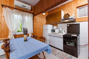 Apartment, Multiple Beds | Private kitchen | Stovetop, cookware/dishes/utensils