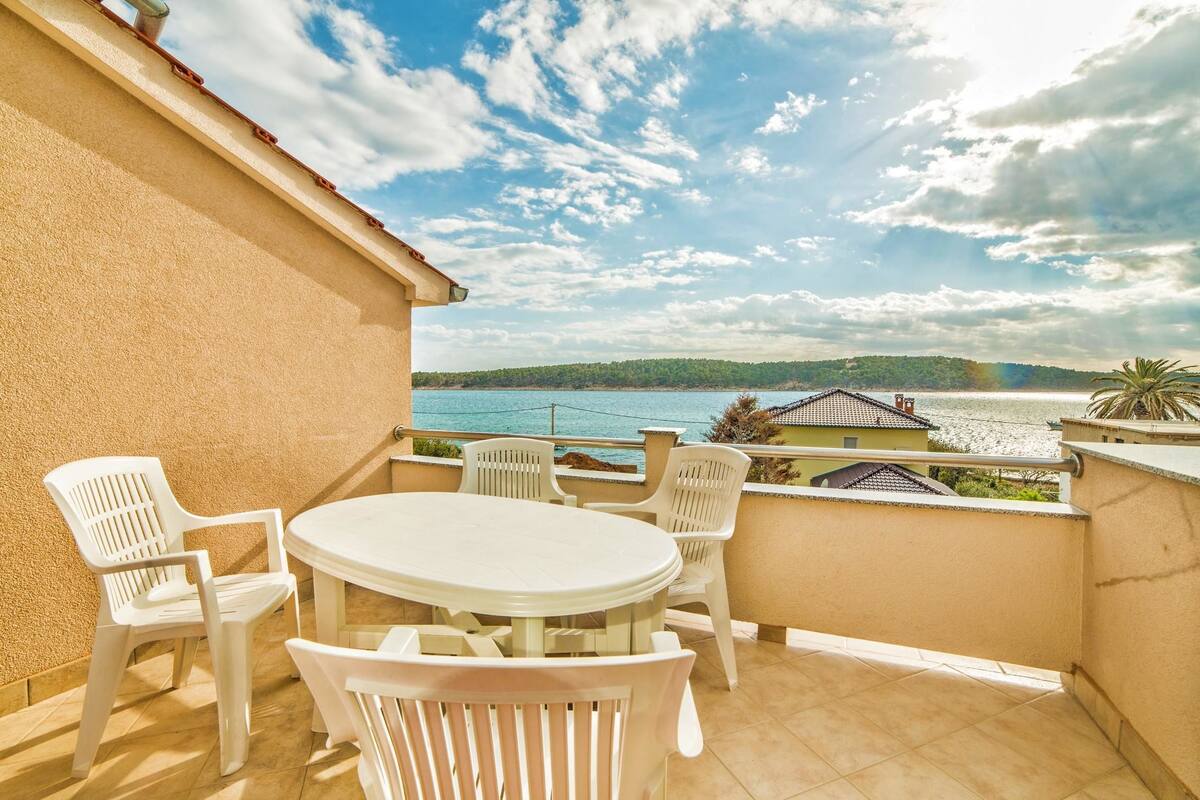 Apartamento, varias camas | Balcón