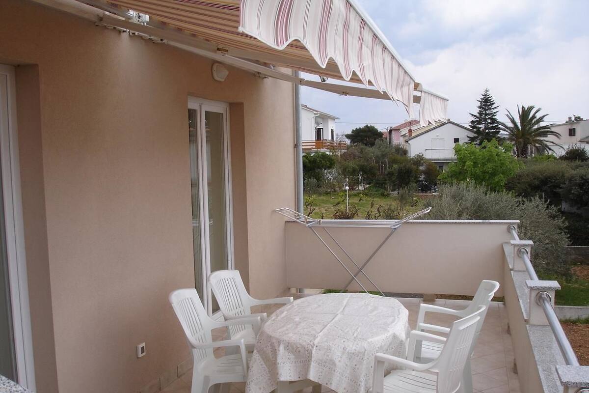 Apartamento, varias camas | Balcón