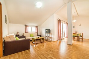 Apartment, Mehrere Betten | Wohnzimmer | Fernseher