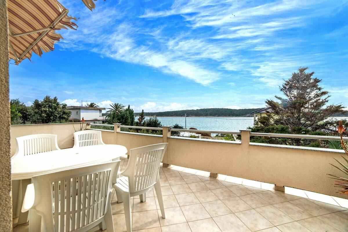 Apartamento, varias camas | Balcón