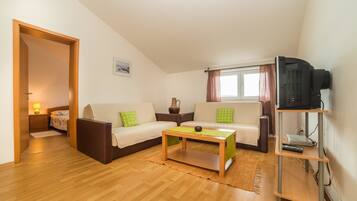 Căn hộ, nhiều giường | Phòng khách | TV