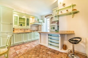 Appartement, Plusieurs lits | Cuisine privée | Surface de cuisson, lave-vaisselle, vaisselle et ustensiles