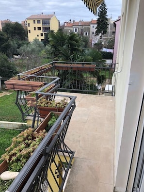Apartamento, várias camas | Jardim