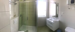 Appartement, Meerdere bedden | Badkamer | Een douche, een bubbelbad