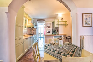 Appartement, Plusieurs lits | Cuisine privée | Surface de cuisson, lave-vaisselle, vaisselle et ustensiles