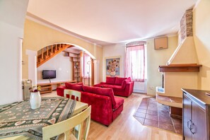 Appartement, Meerdere bedden | Woonkamer | Televisie en een open haard