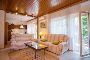 Appartement, plusieurs lits | Salle de séjour | Télévision à écran plat