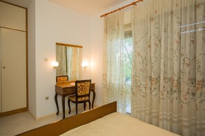 Iron/ironing board, free WiFi, bed sheets - Apartments Lončar (Kastela)