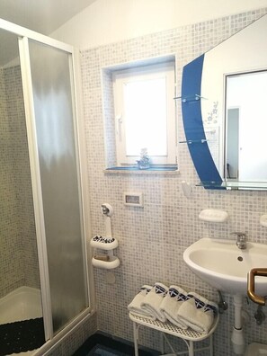 อพาร์ทเมนท์, หลายเตียง | ห้องน้ำ | ฝักบัว