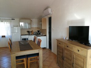 Appartement, plusieurs lits | Cuisine privée | Four, plaque de cuisson, batterie de cuisine, vaisselle et ustensiles