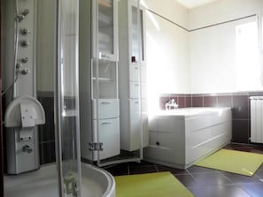 Maison, plusieurs lits | Salle de bain