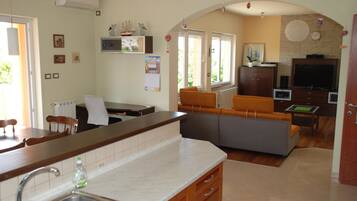 Rumah, Beberapa Tempat Tidur | Dapur pribadi | Microwave, kompor, mesin pencuci piring, dan mesin pembuat kopi/teh