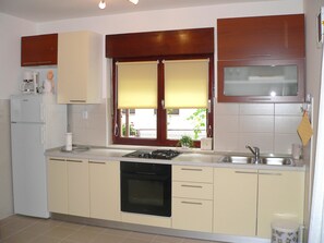 Appartement, plusieurs lits | Cuisine privée | Réfrigérateur, four, plaque de cuisson, cafetière/bouilloire