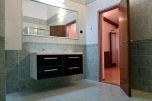 Apartment, Mehrere Betten | Badezimmer