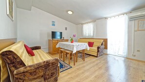 Apartemen, 1 Tempat Tidur Double dengan tempat tidur Sofa | Ruang keluarga | TV