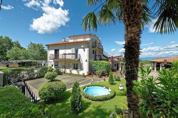 Property grounds - Apartments Marinović Sv.vid (Malinska-Dubasnica)